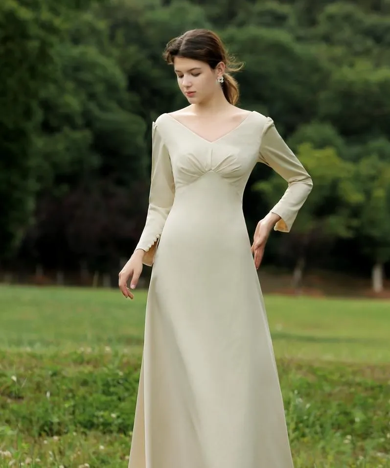 Champagne gold slip long-sleeved retro minimalist French wedding dress outdoor lawn wedding tour shoot true light wedding dress.