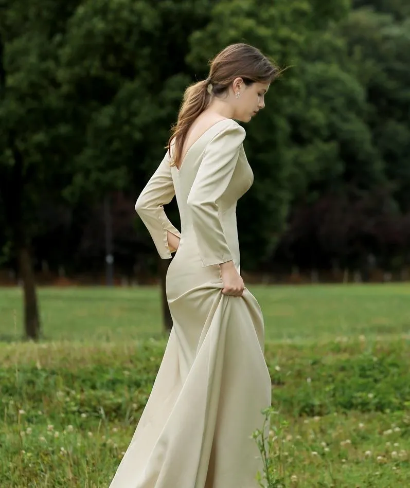 Champagne gold slip long-sleeved retro minimalist French wedding dress outdoor lawn wedding tour shoot true light wedding dress.