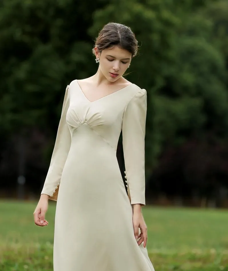 Champagne gold slip long-sleeved retro minimalist French wedding dress outdoor lawn wedding tour shoot true light wedding dress.