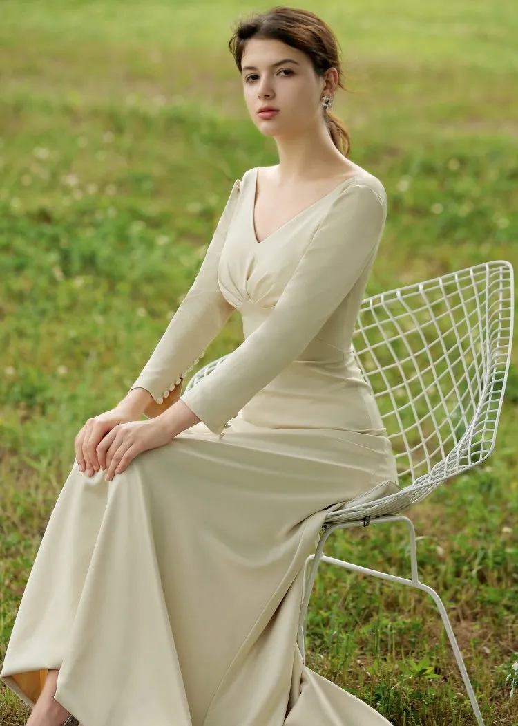 Champagne gold slip long-sleeved retro minimalist French wedding dress outdoor lawn wedding tour shoot true light wedding dress.