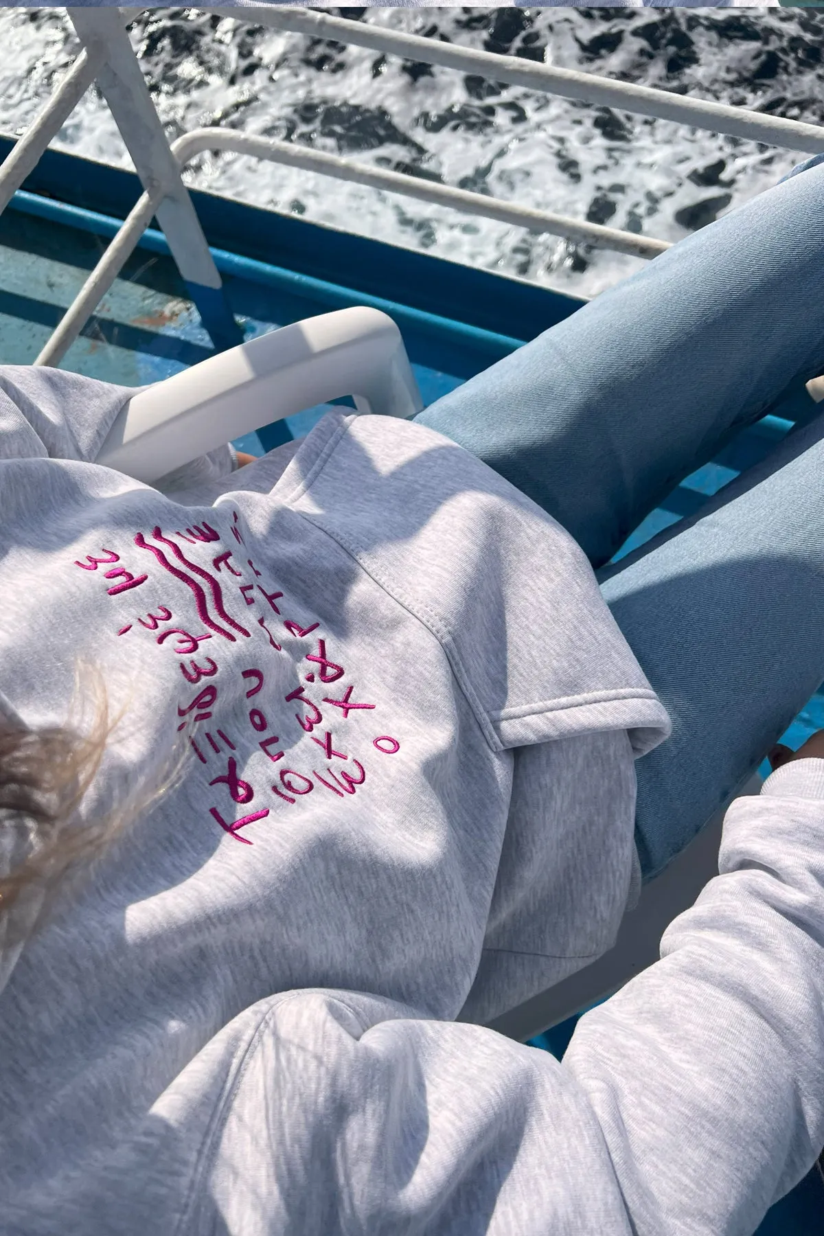 "Taksidepse me" Hoodie in Light Grey 𝗢𝗻𝗲 𝗦𝗶𝘇𝗲