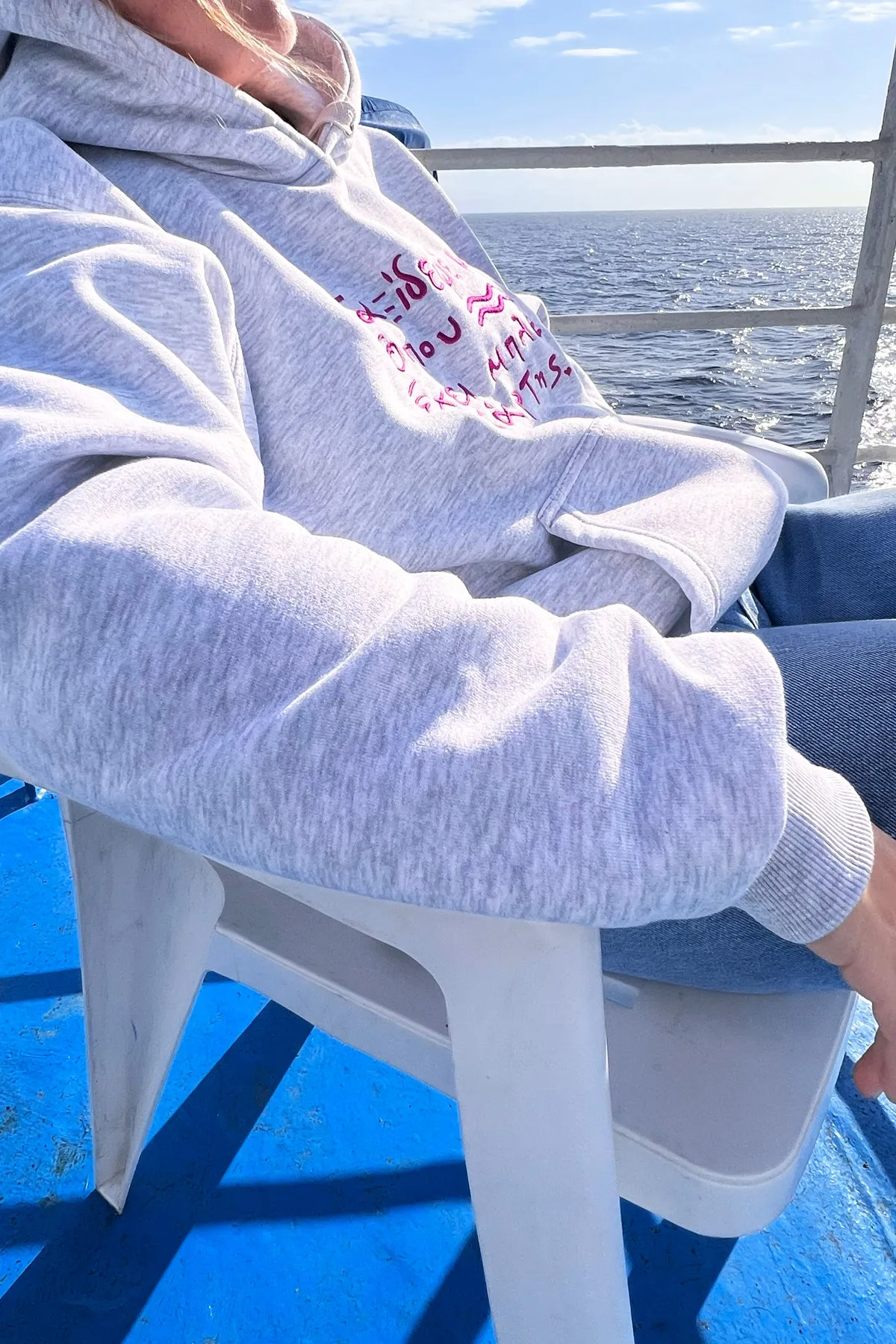 "Taksidepse me" Hoodie in Light Grey 𝗢𝗻𝗲 𝗦𝗶𝘇𝗲