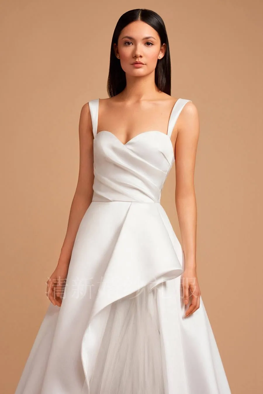Spring new minimalist satin wedding dress fashion princess sling show thin drag tail bride wedding light wedding dress.